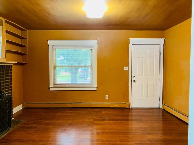 Building Photo - Adorable 2bdrm/1bth Bungalow Conveniently ...