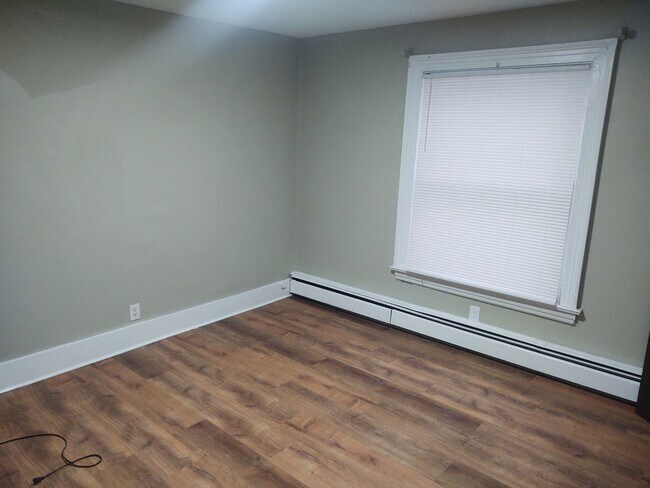 Building Photo - 3 Bedroom with off-street Parking on Park Ave