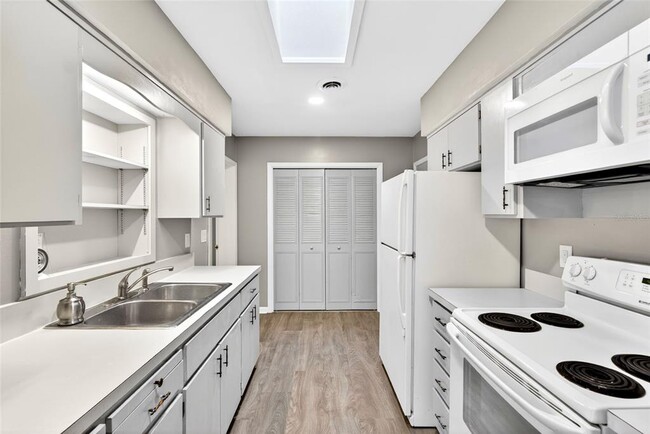 Building Photo - 3423 SW 27th St