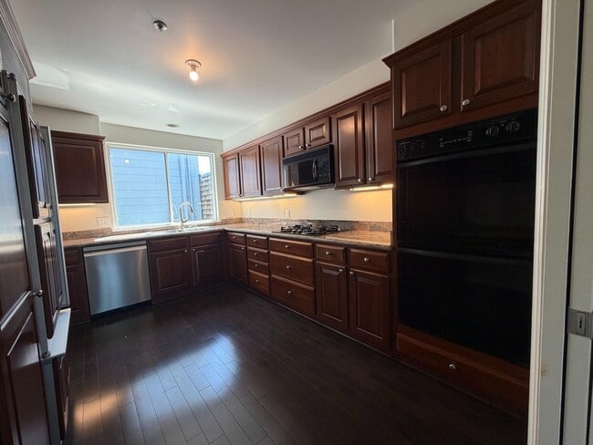 Building Photo - Luxury Pacific Heights 3BD/2.5BA with Private Rooftop Deck