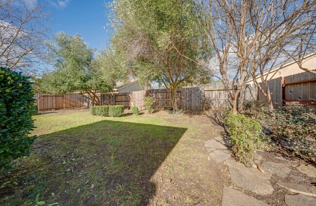Building Photo - Cozy 3-Bed Sanctuary with 2 Full Baths in Sacramento’s Serene Prairie Dunes