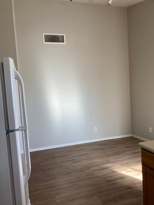 Building Photo - 3 bedroom 2 bath 2 car garage