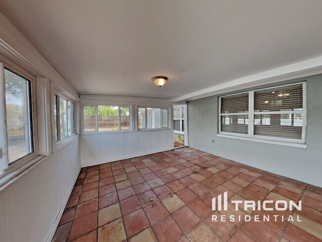 Building Photo - 3621 71st Terrace E