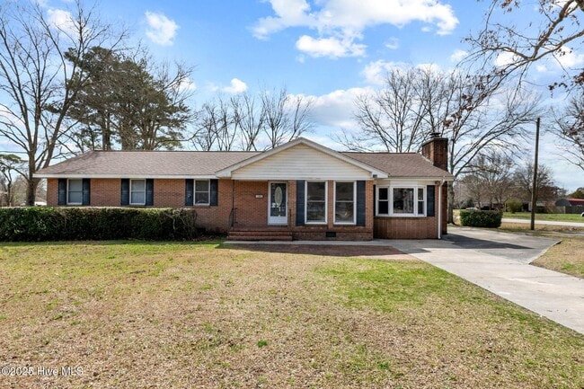 Primary Photo - 100 Crystal Lake Dr