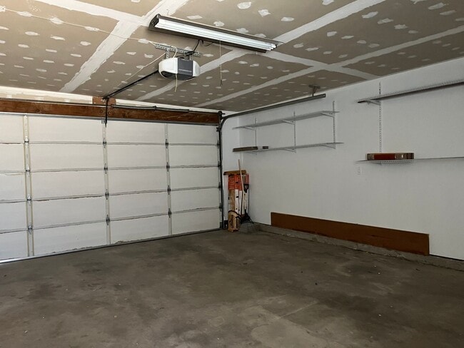 Building Photo - Cute tree street home with 2 car garage!!