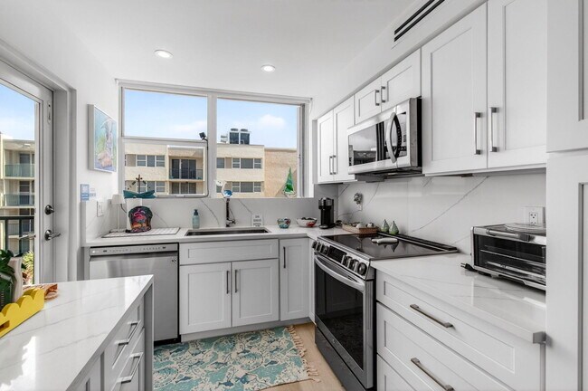 Building Photo - 1236 Hillsboro Mile