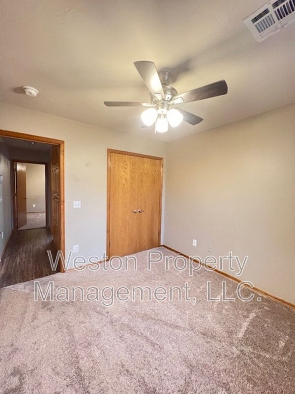 Building Photo - 701 N Ponderosa Way