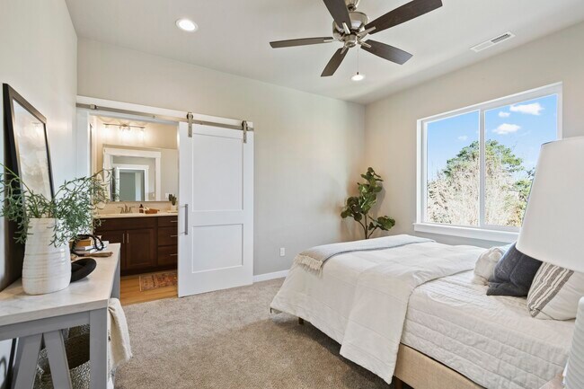 Building Photo - 16542 Red Oak Dr