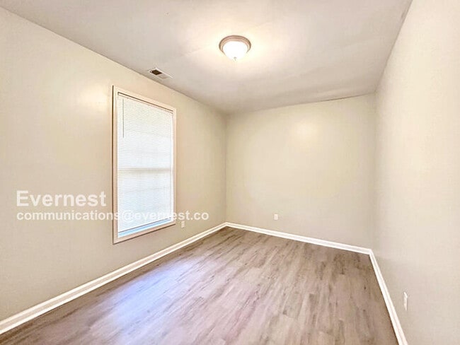 Building Photo - Spacious 3-Bedroom Home with Modern Amenities / Pet-Friendly / Available Now!