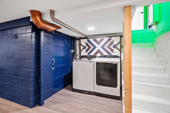 Building Photo - Charming Downtown Home!