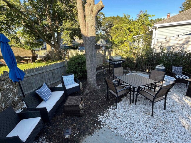 Building Photo - 220 Narragansett Ave