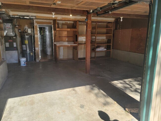 Building Photo - Kent 4 bedroom plus Den and 3 bathrooms & ...