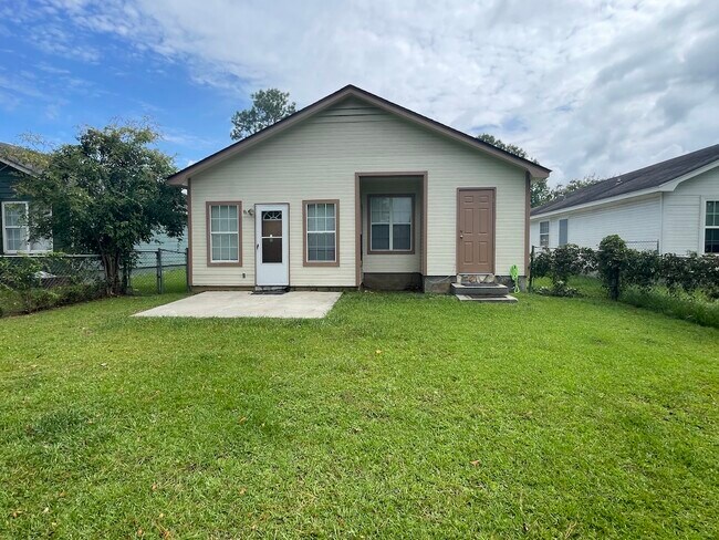 Building Photo - 2745 Tyndall Dr