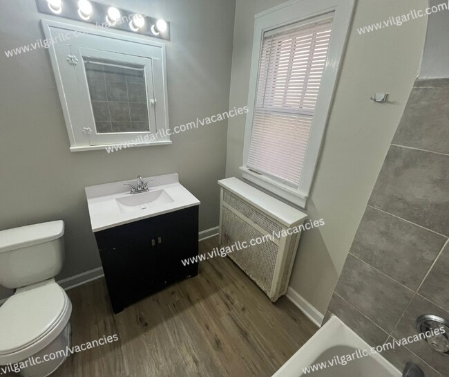 Building Photo - 3 large bedrooms, 1 full bath home in Gary...