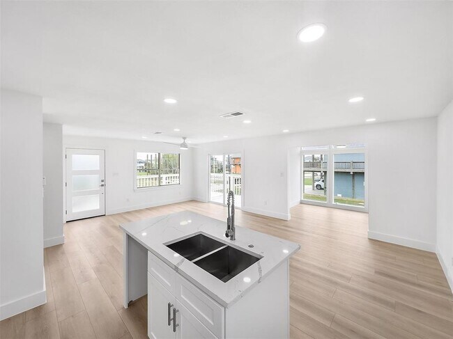 Building Photo - 971 Mary Ann