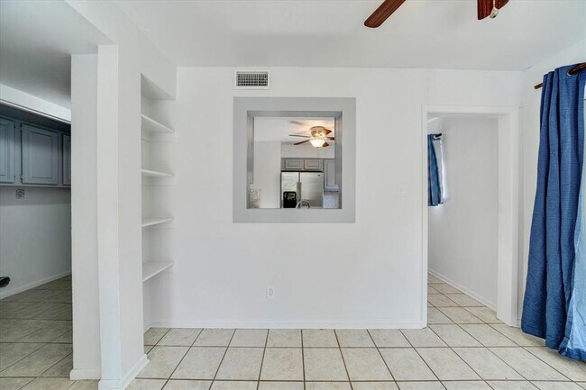 Building Photo - 1129 W San Antonio St