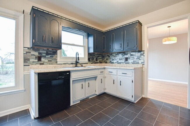 Building Photo - Pet Friendly Three Bedroom!