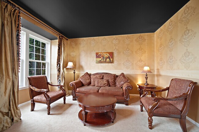 Building Photo - 1044 Oakhill Dr
