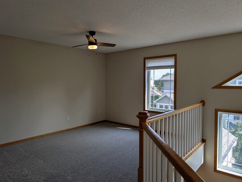 Building Photo - 594 Sutherland Dr