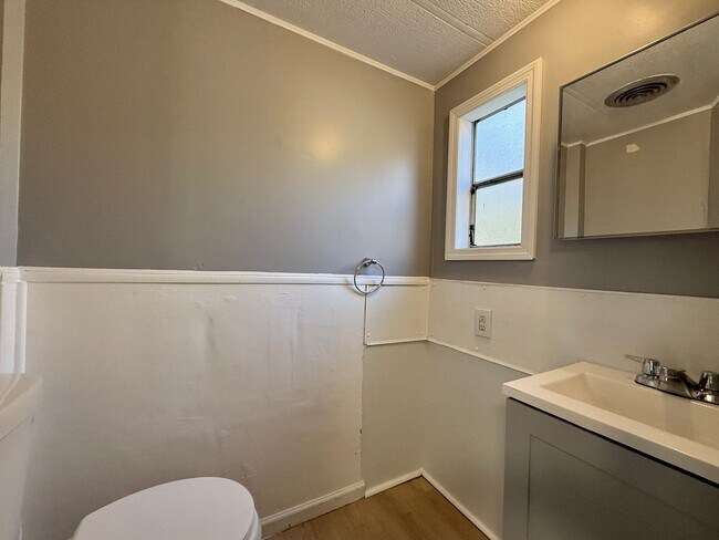 Building Photo - Spacious 2 bed, 1.5 bath Home FOR RENT in Commercial Twp $1400