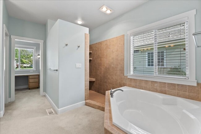 Building Photo - 3 Bedroom 3 Bathroom Home in Desirable Eag...
