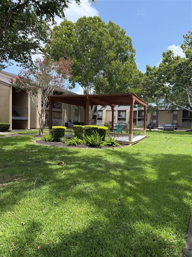 Building Photo - 3300 Pebblebrook Dr