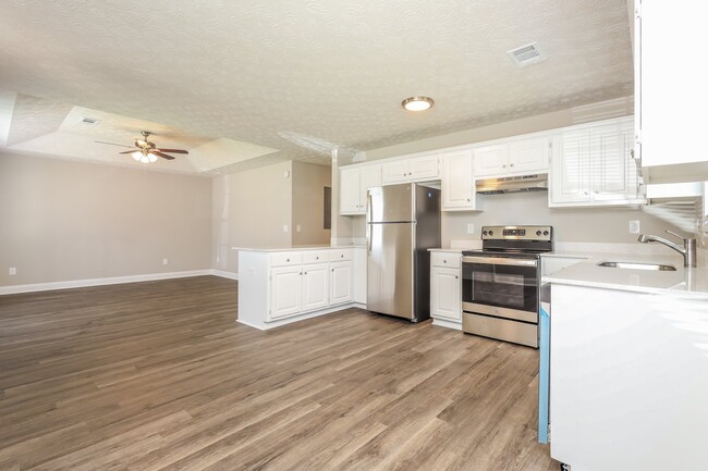 Building Photo - 812 Pine Hill Ct