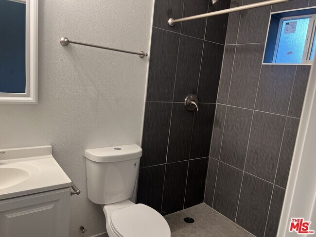 Building Photo - 233 N Park View St