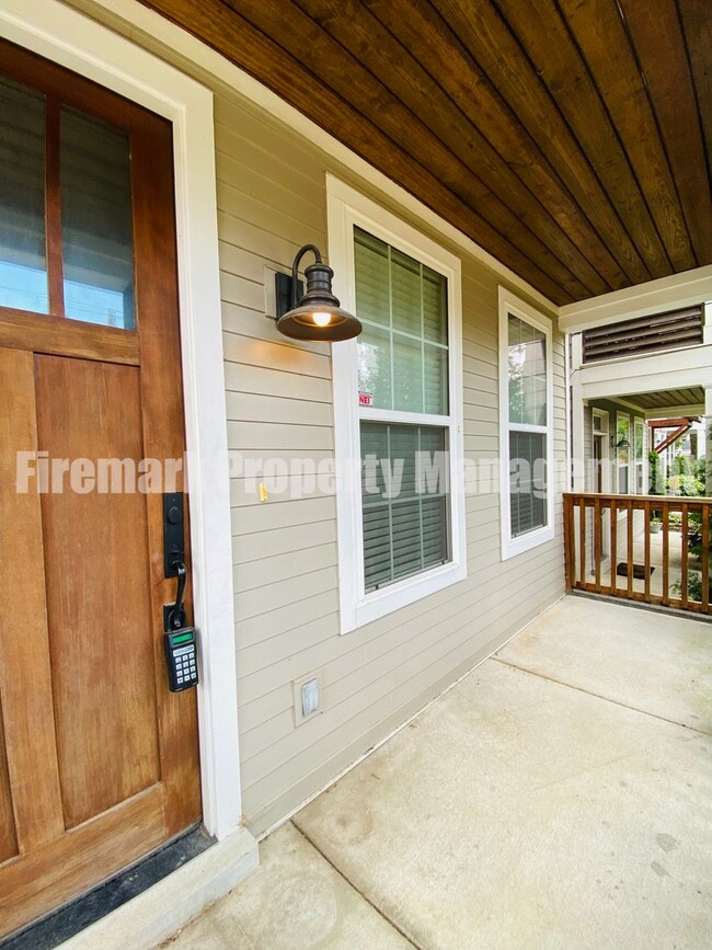 Building Photo - ** Move In Special ** Spacious Newer Built...