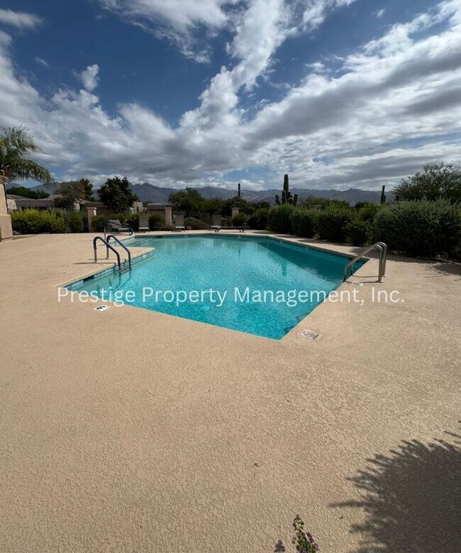 Building Photo - Stunning East Side 3-bedroom 2-bathroom Ho...