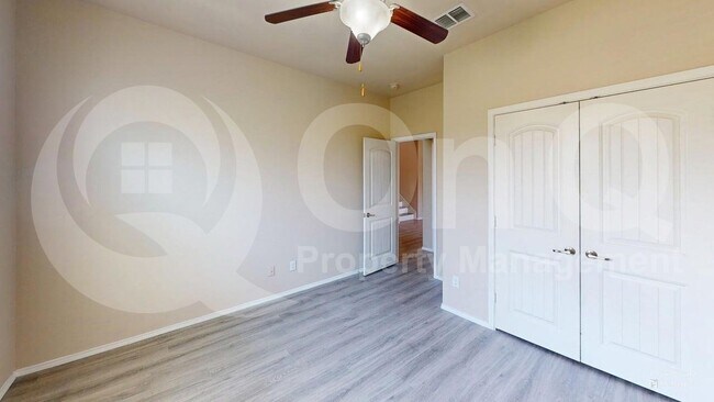 Building Photo - 400 Plum Ct