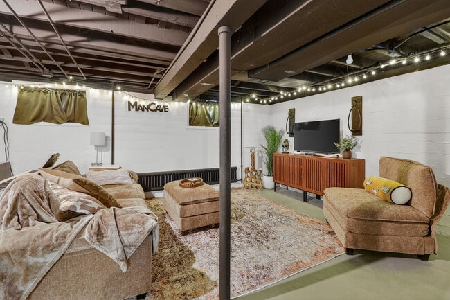 Building Photo - 102 E 56th St