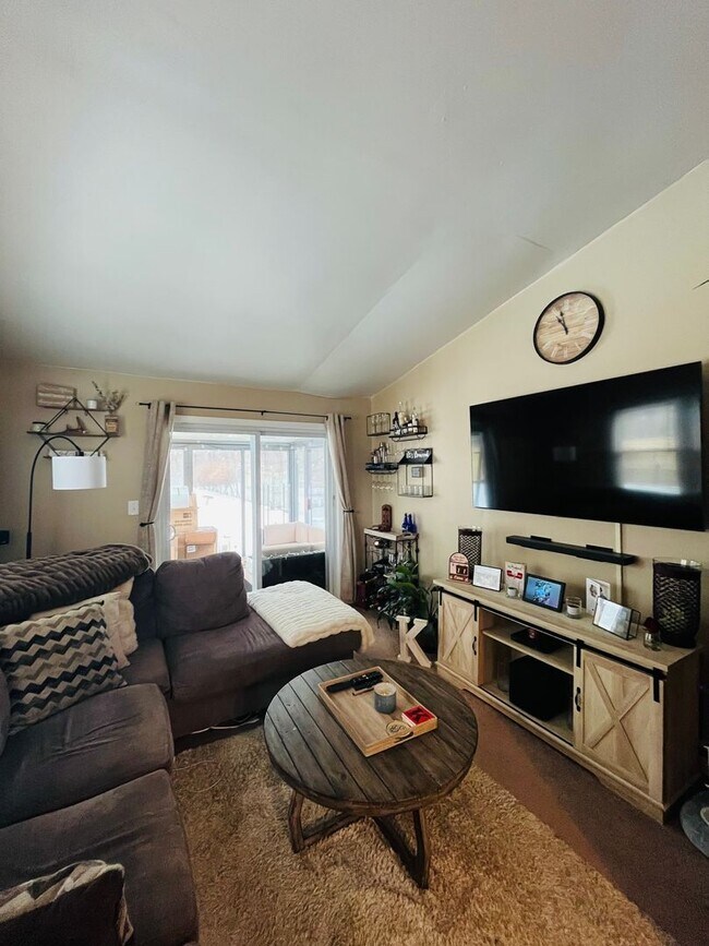 Building Photo - Beautifully Remodeled 2BR home in great neighborhood (Guilderland Schools)