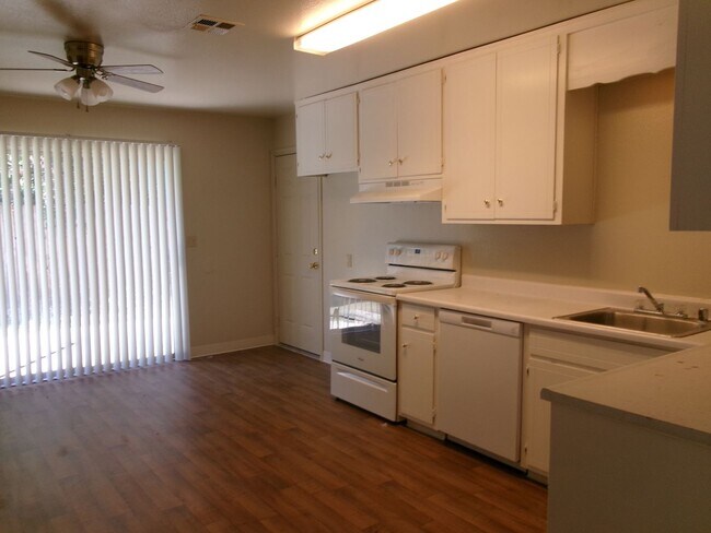 Building Photo - 245