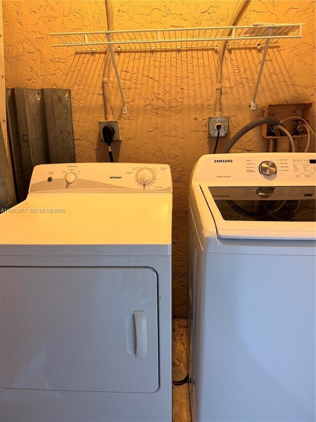 Building Photo - 151 SW 117th Ave