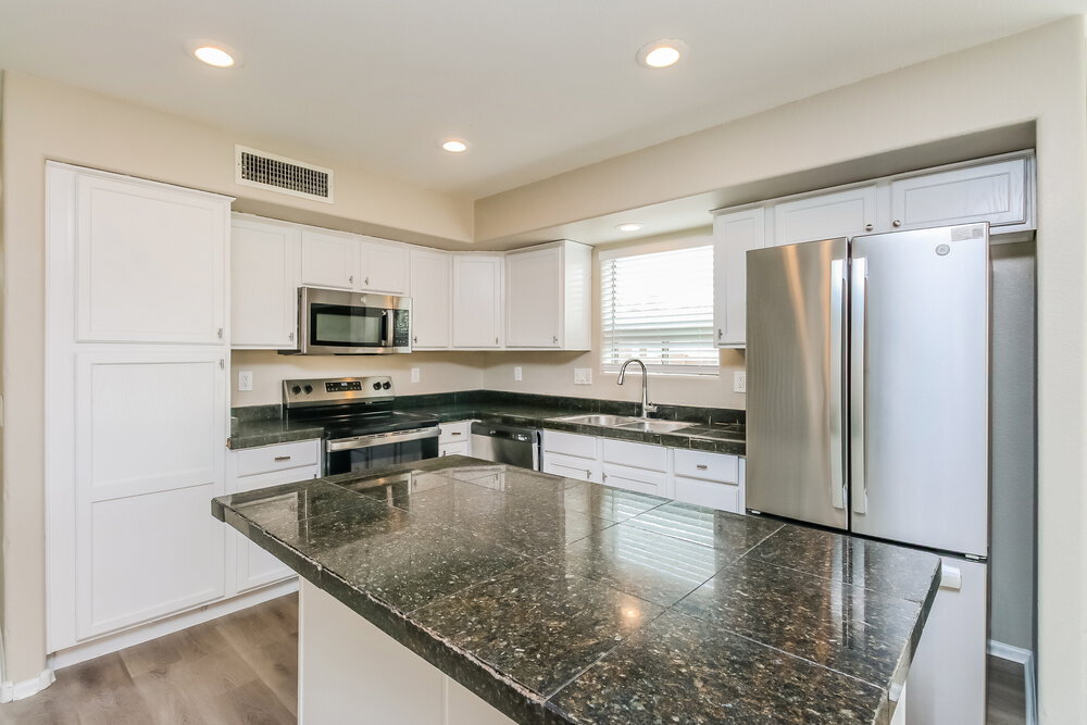 Building Photo - 9216 W Globe Ave