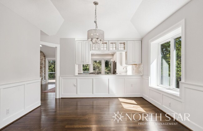 Building Photo - Stunning Lake Oswego Home with Space for E...