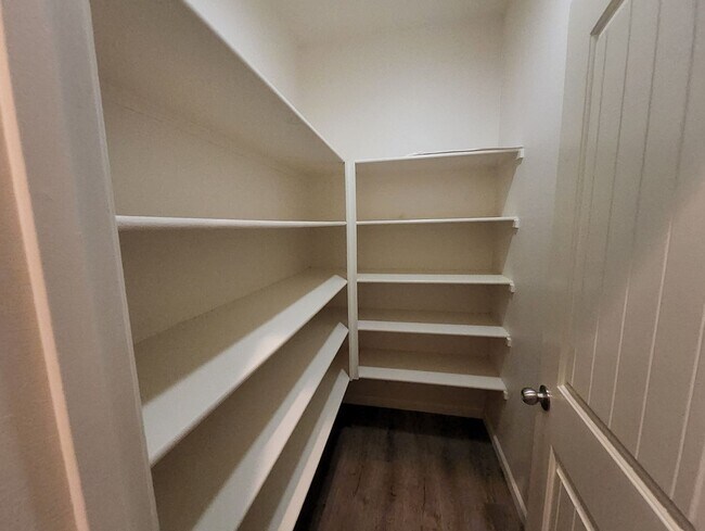 Building Photo - 5815 Pearl Ridge Dr