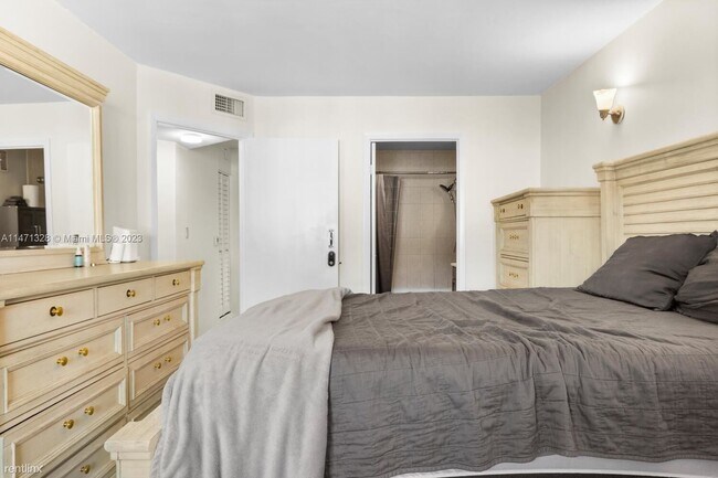 Building Photo - 2 br, 2.5 bath House - 8530 NW 3rd Ln # 411