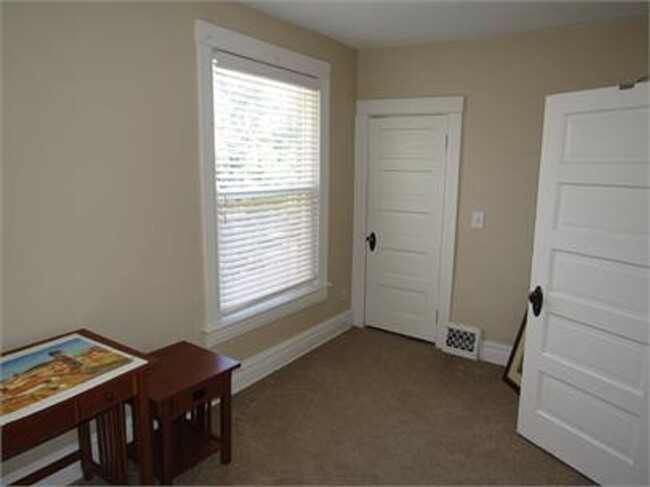 Building Photo - Remodeled & updated 3 bed 2 bath rowhome i...