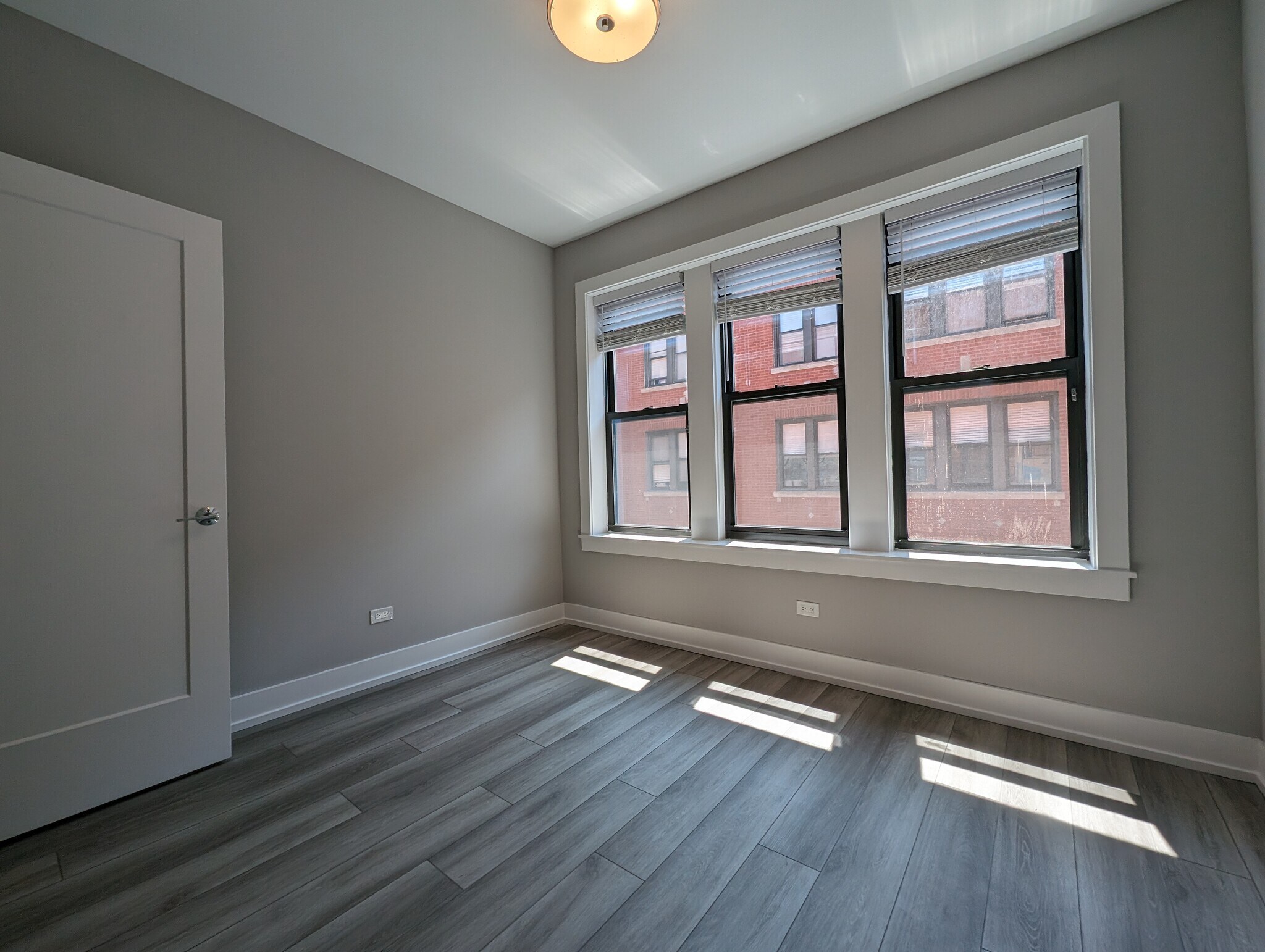 Building Photo - 3943 N Janssen Ave