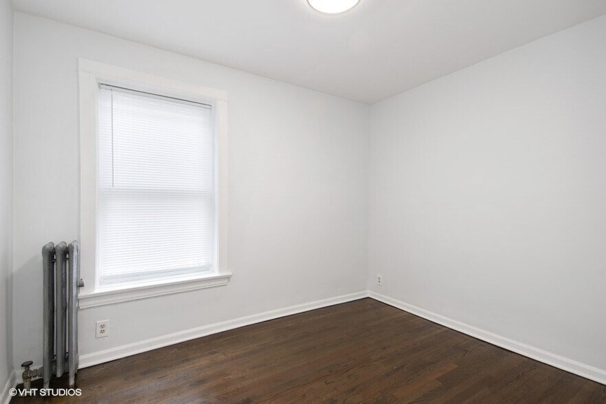 Building Photo - 2040 W Birchwood Ave