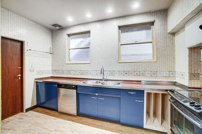 Building Photo - 2881 Observatory Ave