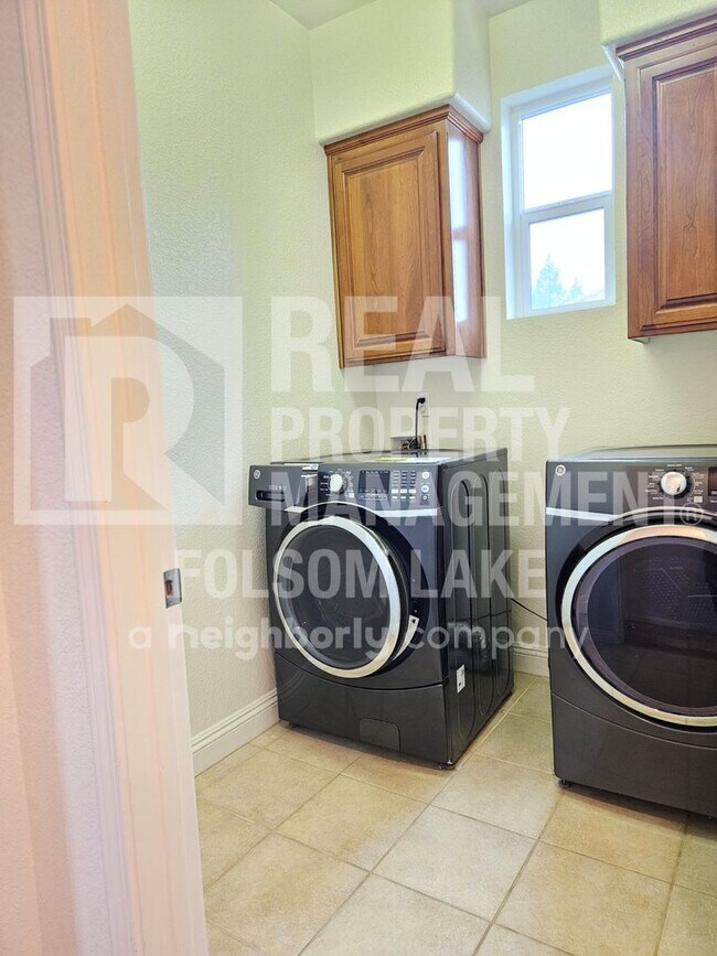 Building Photo - Spacious 3 bedroom 2.5 bath in North Natomas