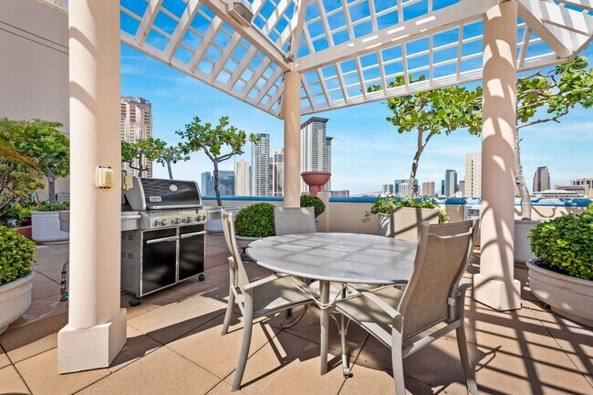 Building Photo - 801 S King St