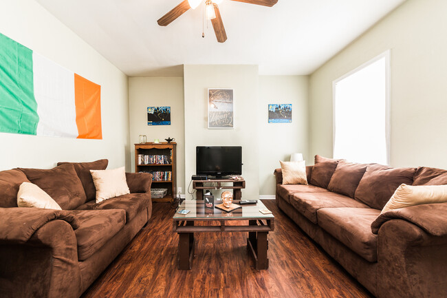 Building Photo - AVAILABLE MAY  - 2 Bedroom 1.5 bathroom Ho...