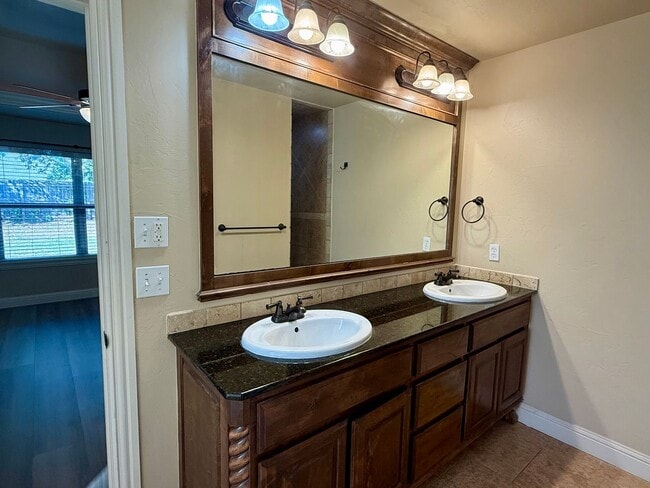 Building Photo - Beautiful 4 Bed, 2 Bath, 3 Car Home in Edm...