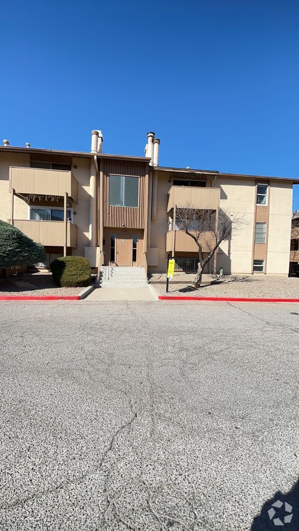 Building Photo - OPEN HOUSE WED. MAY 7TH - 460 sq ft Studio...