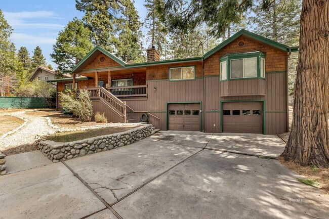 Primary Photo - Mountain Lodge Home 1 Mile Away from the C...