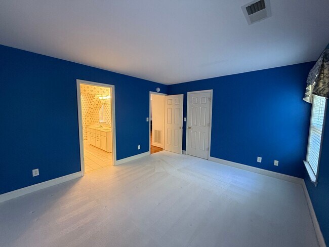 Building Photo - 935 Charter Oaks Dr